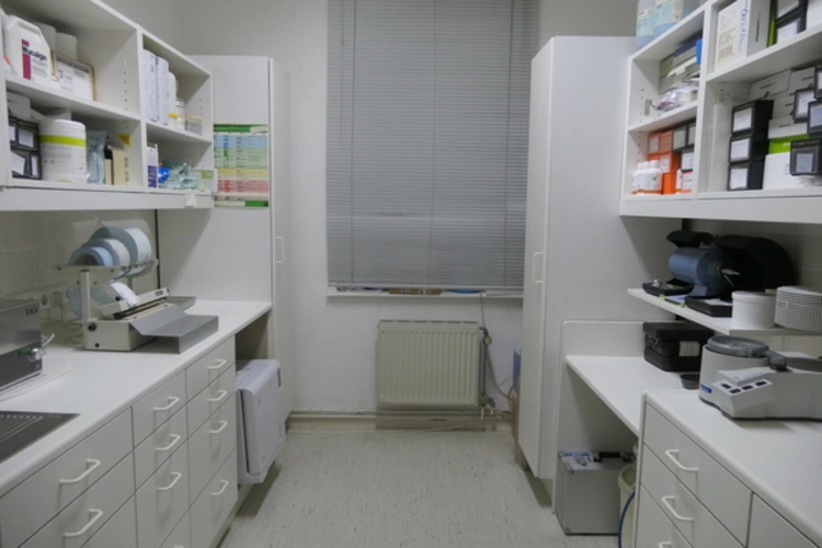 Steri-Strecke und Laborplatz